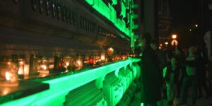 Hősök fala a Terror Háza Múzeumnál