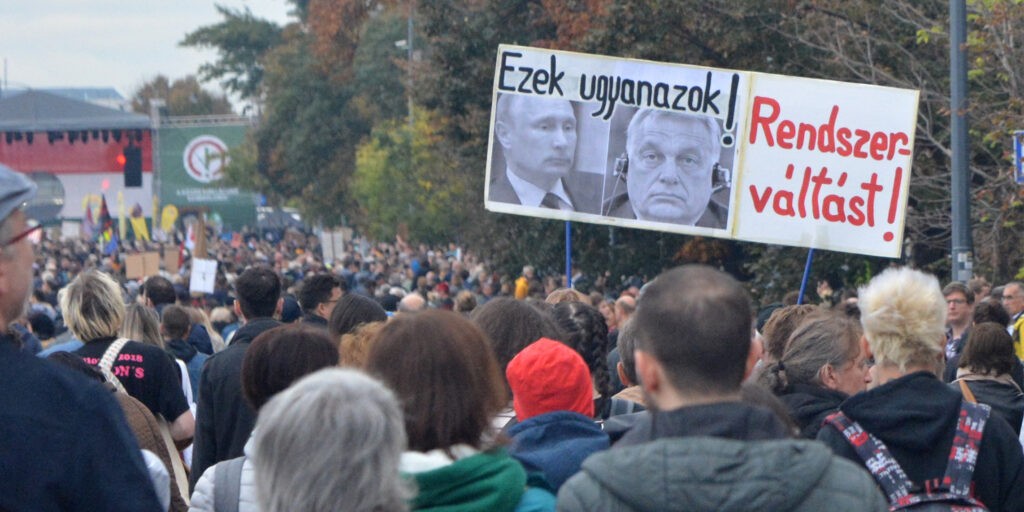 Ha a kormányfő minduntalan az oroszokat védi, akkor a tüntetők levonják a következtetéseket...