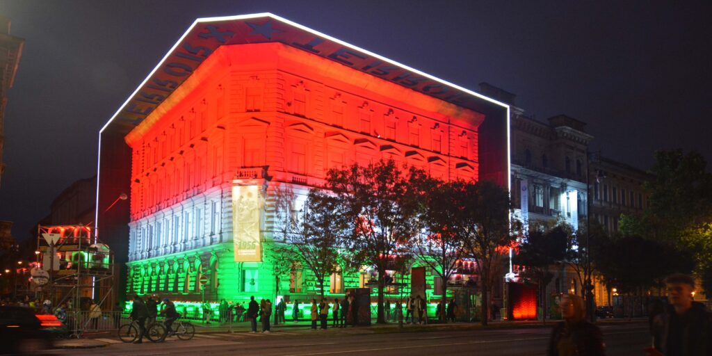 Ünnepi díszben a Terror Háza Múzeum