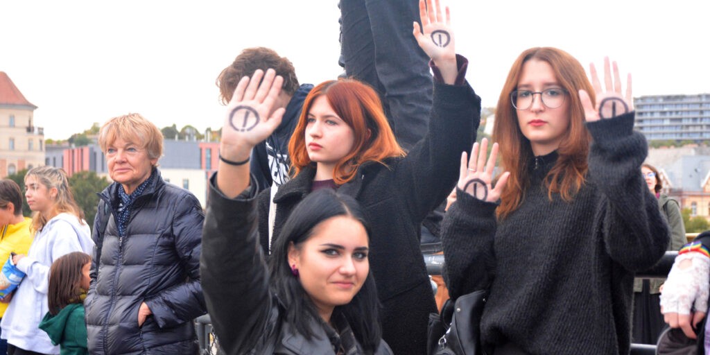 A körben elhelyezett felkiáltójel a tiltakozás szimbólumává vált Szappanos