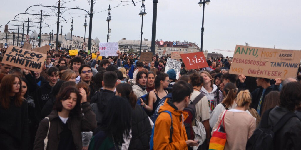 Két órára lefoglalták a tüntetők a Margit hidat, rendbontás sehol nem volt Szappanos