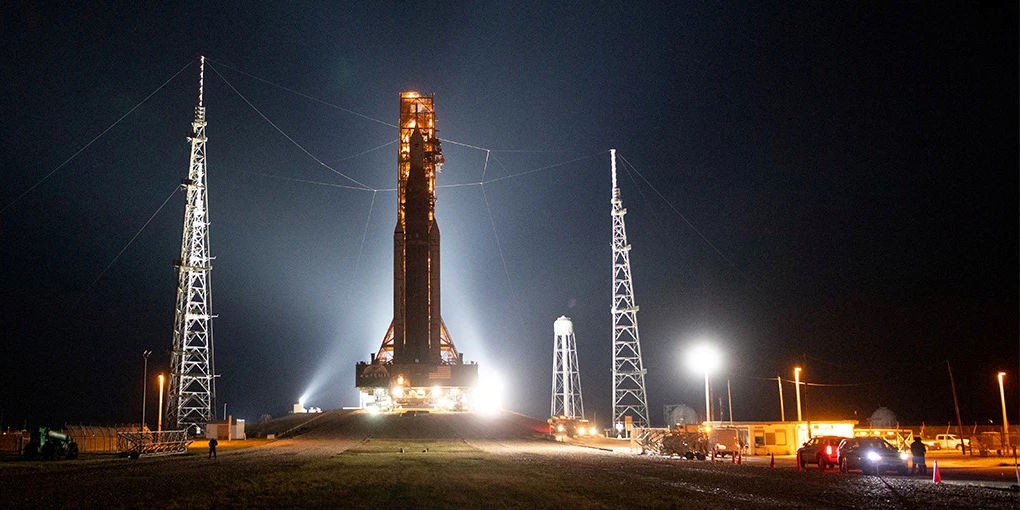 Kilövőállványon az Artemis-1 (Fotó: Joel Kowsky/NASA)