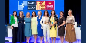 Védelmi (V) és külügyminiszternők (K) a 2022-es madridi NATO-csúcson (b-j): Irene Fellin (Nők, Béke, Biztonság-főképviselő–NATO), Mélanie Joly (K–Kanada), Anniken Huitfeldt (K–Norvégia), Anne Linde (K–Svédország), Liz Truss (K–Egyesült Királyság), Þórdís Kolbrún R. Gylfadóttir (K+V–Izland), Tanja Fajon (K–Szlovénia), Annalena Baerbock (K–Németország), Ludivine Dedonder (V–Belgium) (Fotó: NATO)