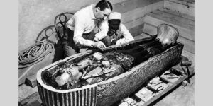 Howard Carter a legbelső szarkofágot tanulmányozza egy helyi segítővel (Fotó: Wikipedia)