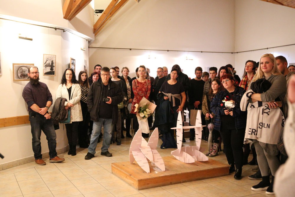 Telt ház előtt nyitották meg pénteken este a VII. Kiállni Sosem ART nevű rendezvényt a Zentai Alkotóházban (forrás: Lukács Anna / VIFÓ)