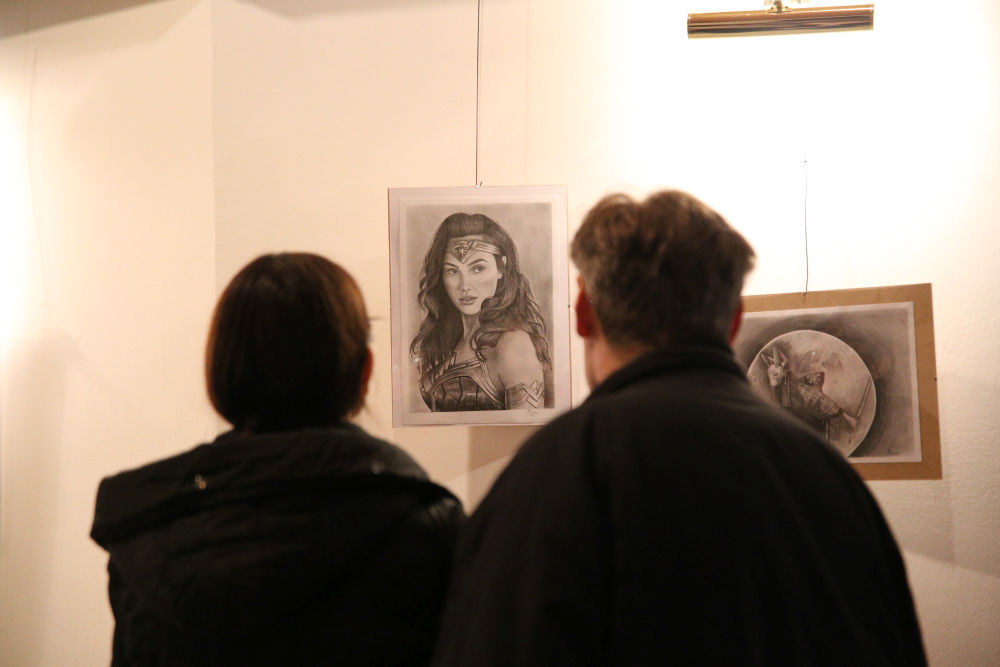 Más-más technika, de egyaránt kimelkedő tehetség jellemzi a négy kiállító alkotásait (forrás: Lukács Anna / VIFÓ)