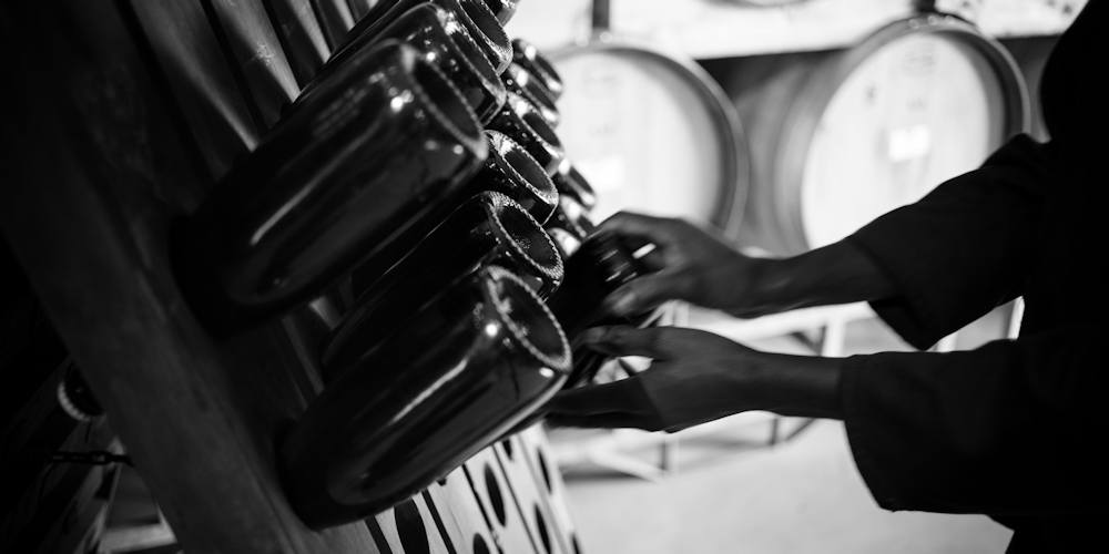 A palackok forgatása sok türelmet igényel, pontosan, néha csak nyolcadával szabad fordítani rajtuk (Fotó: Shutterstock)