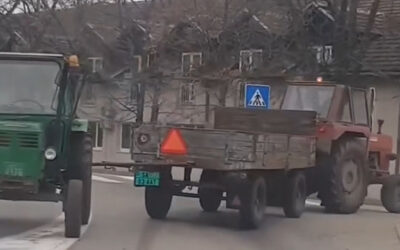 A moholi csoda – a sofőr nélküli vontatott traktor háttal a forgalomnak (videó)