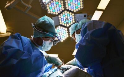 Részegen, videónézés közben műtött az indiai álorvos, belehalt a páciens