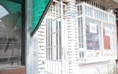 Kosovska Mitrovicában szerb tulajdonú üzletek kirakatait törték be