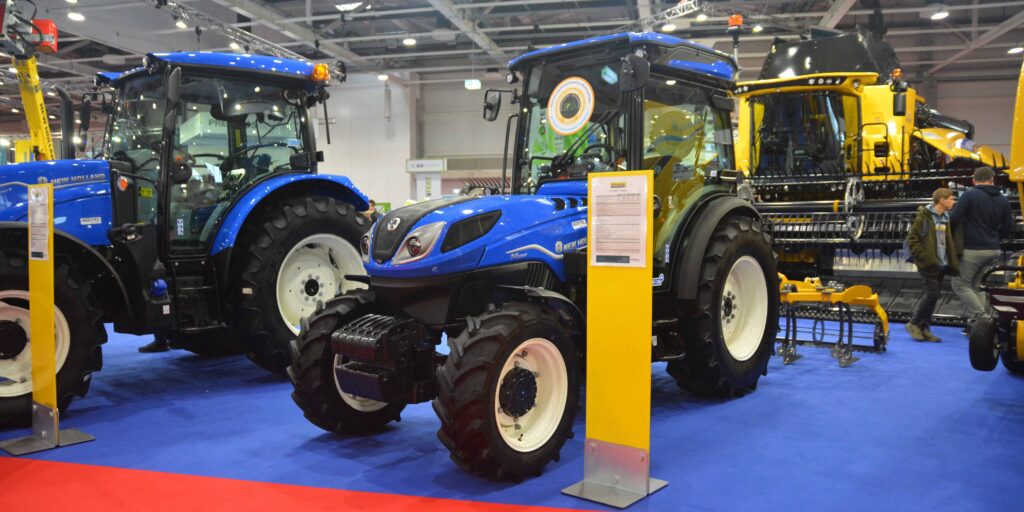 A New Holland ezzel a traktorszériával érdemelt nagydíjat, a síkpadlós kabint a piacon kapható legalacsonyabb motorháztetővel kombinálták (Fotó: Szappanos Veronika/SZMSZ)