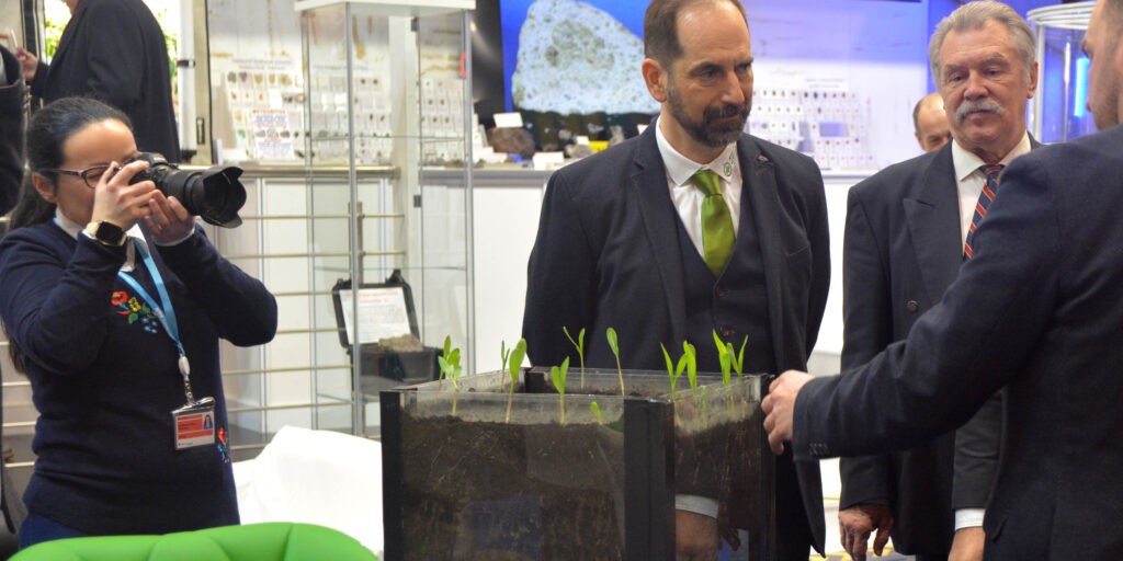 Farkas Bertalan a vetőmag csávázásokkal kapcsolatos eredményeket tanulmányozza (Fotó: Szappanos Veronika/SZMSZ)