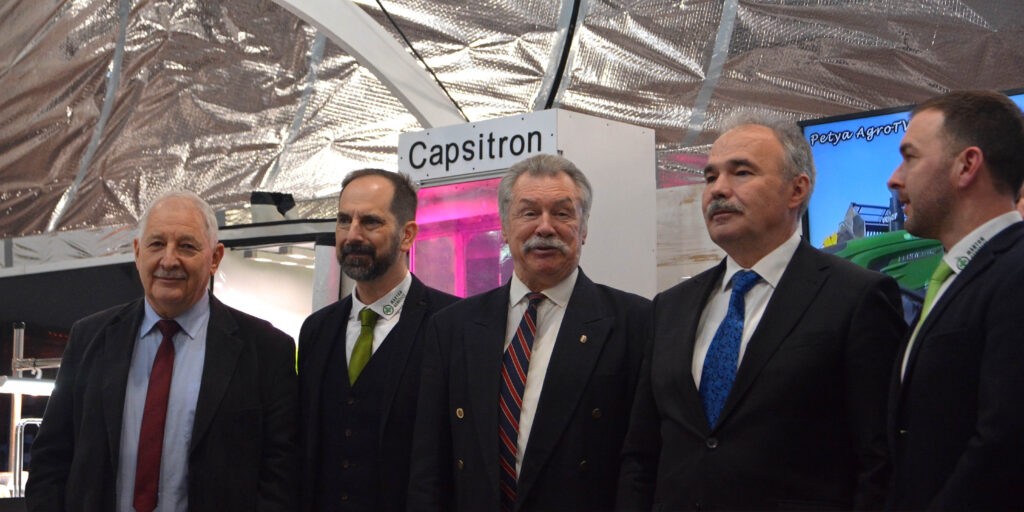 Farkas Bertan (k) a Marton Genetics standján (Fotó: Szappanos Veronika/SZMSZ)