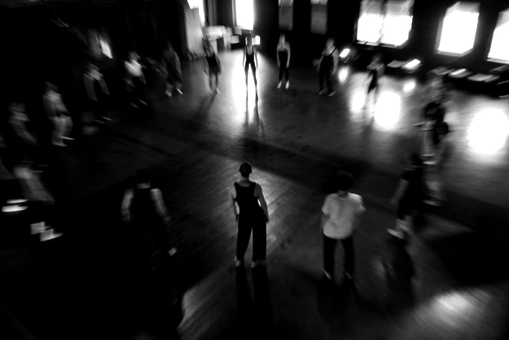 Az egyesület legfontosabb célja, hogy támogassa és közös munkára ösztönözze azokat a művészeket, akik innovatív megoldásokra törekednek a tánc-, a színház-, a zene- és a képzőművészet területén (Fotó: Vígi Sára)