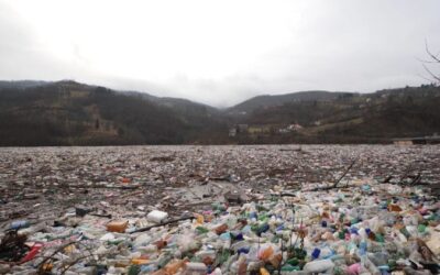 Tízezer köbméternyi szemét úszik a Potpeć-tó felszínén