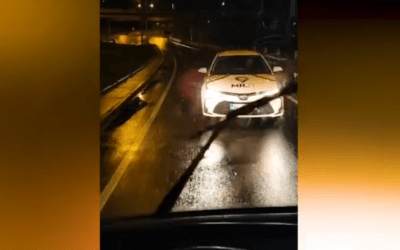 Dühös lett, mert a szabályosan közlekedő busz miatt nem mehetett szembe a forgalommal (Videó)