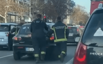 Tűzoltók segítettek eltolni az újvidéki fiatalok alatt lerobbant autót (Videó)
