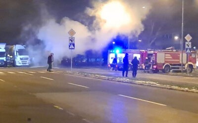 Teherautónak ütközött és felrobbant egy autó Újvidéken