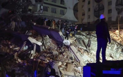 Fosztogatnak és lövöldöznek Törökországban, több ország mentőcsapata nem dolgozik tovább
