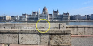 Lemosták a gyalázatot: Az Orbán–Putyin-puszis dombormű hűlt helye a budai rakparton, az Országházzal szemben (Fotó: Szappanos Veronika/SZMSZ)