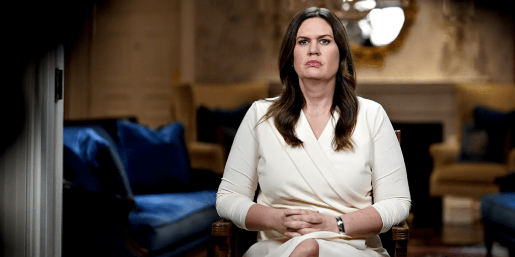 Sarah Huckabee Sanders, egy dühös Arkansas-i kormányzó, aki Trump második szóvivője volt a Fehér Házban, mondta el a tényeknek ellentmondó ellenzéki választ Joe Biden Unió-beszédére. Washington, 2023. február 7. (Fotó: Al Drago/Pool)