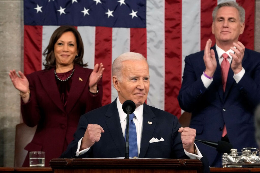 Egy felvillanyozott Joe Biden 2023-as Unió-beszédét tartja a Kongresszus mindkét háza előtt. Mögötte Kamala Harris alelnök, szenátusi elnök és Kevin McCarthy képvisleőházi elnök (Fotó: Jacquelyn Martin/AP/Beta)