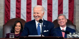 Joe Biden még az ellenzék vezetőjét is megnevettette a 2023-as Unió-beszéd alatt. Mögötte Kamala Harris alelnök, szenátusi elnök és Kevin McCarthy képvisleőházi elnök (Fotó: Jacquelyn Martin/AP/Beta)