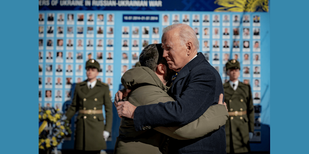 Volodimir Zelenszkij és Joe Biden búcsúja az ukrajnai háborúban elesett katonák emlékfala előtt 2023. február 20-án, az amerikai elnök villámlátogatása végén (Fotó: Ukrajnai Elnöki Hivatal/Beta)