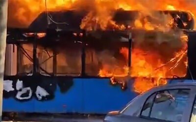 Felemésztették a lángok a csuklós buszt, sűrű füst gomolyog Újvidéken
