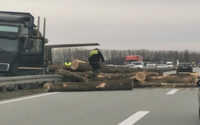 Farönkök blokkolják az utat az autópályán Újvidéknél
