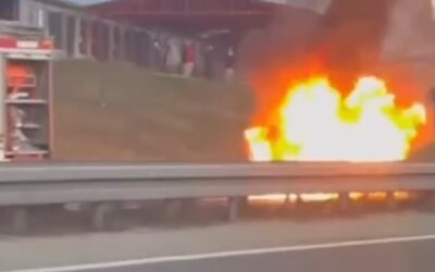 Fölfaltak a lángok egy járművet az autópályán (Videóval)