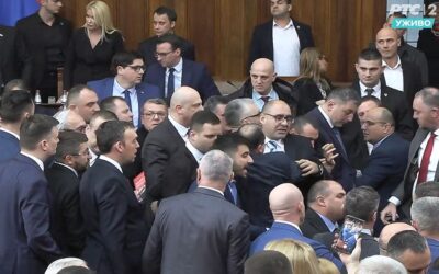 Káosz a parlamentben: lökdösődés, bekiabálás, sértegetések (videó)