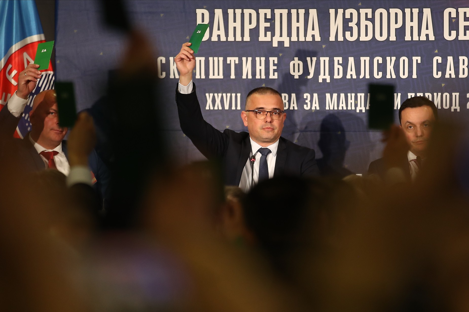 Természetesen Branislav Nedimović is igennel szavazott Dragan Džajić elnökké választására (Fotó: Szerb Labdarúgó-szövetség)
