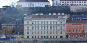 A Nemzetközi Beruházási Bank IIB központja Budapesten, az orosz kémbankként is emlegetett intézmény épülete Budapesten 2023 februárjában. Balra fölötte a Sándor-palota, jobbra a Karmelita, vagyis a Miniszterelnöki Hivatal (Fotó: Szappanos Veronika/SZMSZ)