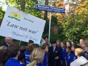 Benjamin Ferencz sétány Hágában – békeaktivisták a névadóval (Ben Ferencz családi archívumából)