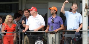 Trump-párti szélsőséges szőkeség talpig vörösben (Marjorie Taylor Greene), Tucker Carlson a Trump-gyűlölő hazug propagandista, valamint a Trump-háromság (Fotó: Shutterstock)