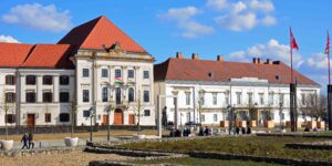 Jobbról a Sándor-palota, (áprilisig) a Köztársasági Elnöki Hivatal épülete, mellette balról a Karmelita kolostor, a Miniszterelnökség épülete (Fotó: Szappanos Veronika/SZMSZ)