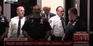 Donald Trump – letartóztatás alatt – bevonul a New York-i bíróságra. 2023. április 4. (Képernyőfotó)