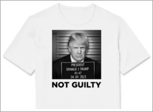 A letartóztatás napján a Trump-stáb adta ki ezt a fotót és árulja kampány-trikókon. A 45–47 számok azt jelentik, hogy az USA 45. elnökéből 47. is lesz (Képernyőfotó a Trump-stáb anyagával)