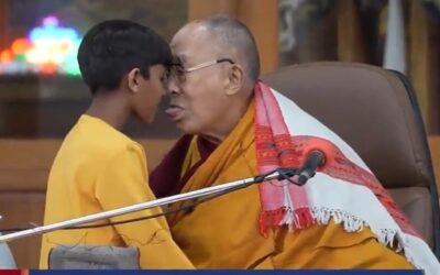 A dalai láma arra kért egy kisfiút, hogy szopogassa a nyelvét