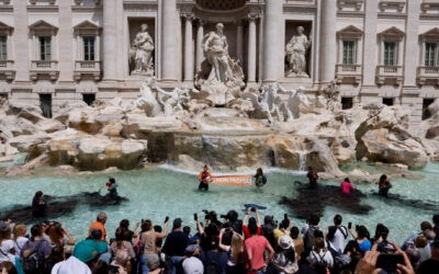 Klímaaktivisták festették feketére a Trevi-kút vizét