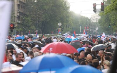 Szónoklatok szakadó esőben, az emberek nem tapsolnak