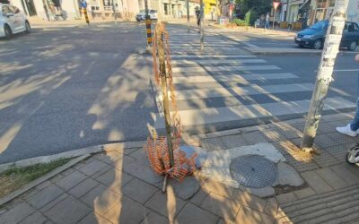 Aknába zuhant egy kislány Újvidéken a Kiszácsi utcában