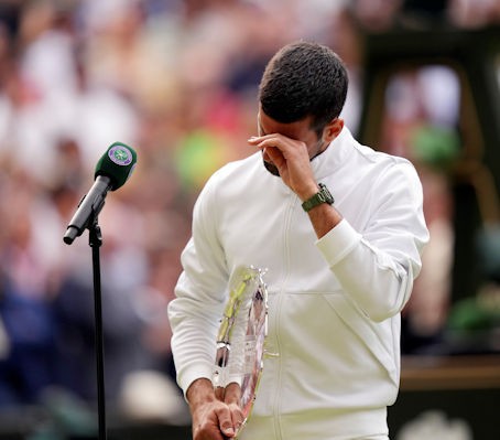 Đoković elsírta magát a wimbledoni díjkiosztón, miután elmaradt az óhajtott diadal. 2023. július 16. =Fotó: Alberto Pezzali/AP/beta)