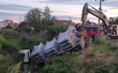 Árokba borult egy gázpalackokat szállító teherautó