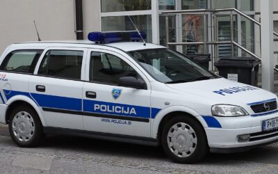 Autóval, majd gyalog próbált megszökni a szlovén rendőrök elől a szerb embercsempész
