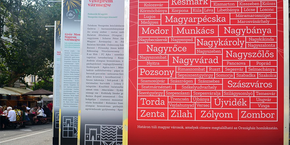A Városok Sétányán a határon túli településeket is felsorolják (Fotó: Szappanos Veronika/SZMSZ)