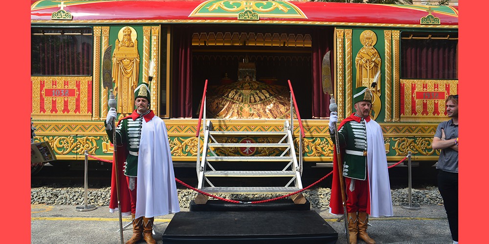 Az Aranyvonatot hagyományőrző koronaőrök vigyázzák (Fotó: Szappanos Veronika/SZMSZ)