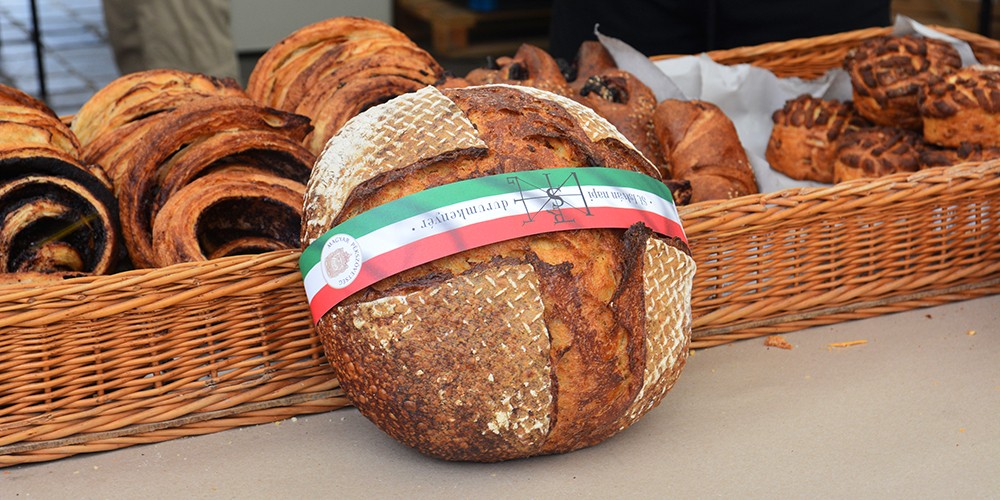 Az idei Szent István napi kenyér a dunabogdányi Heim Sütöde durumkenyere lett (Fotó: Szappanos Veronika/SZMSZ)