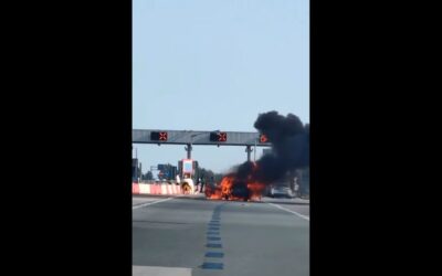 Lángra kapott egy autó az ópázovai fizetőkapunál (Videóval)